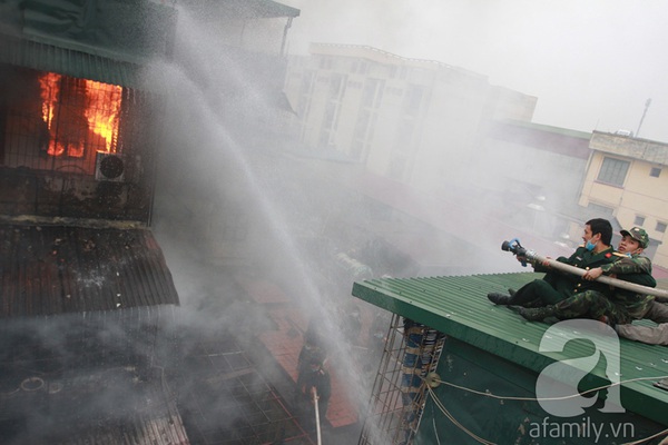 Hà Nội: Cháy thiêu rụi nhiều căn hộ tại khu tập thể Nam Đồng 7
