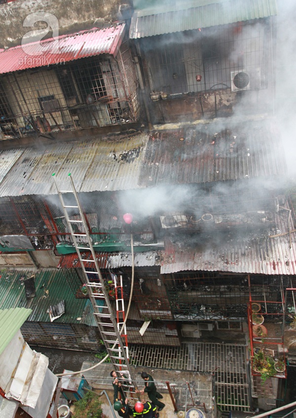 Hà Nội: Cháy thiêu rụi nhiều căn hộ tại khu tập thể Nam Đồng 1