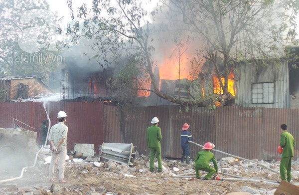 Vụ cháy khu ổ chuột cạnh KS La Thành: Mẹ thiếu nữ chết cháy khóc ngất khi nhận xác con 17