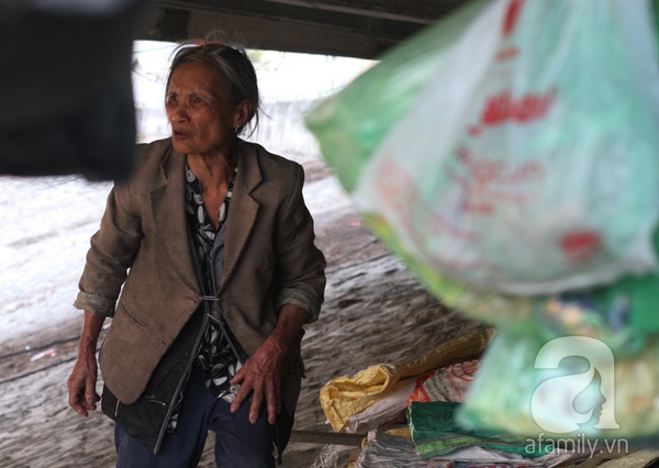 Người đàn bà có nhà Hà Nội nhưng vẫn sống và ăn Tết ở gầm cầu gần 3 năm 11