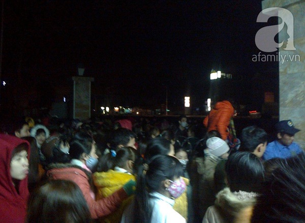 Bắc Ninh: Hàng nghìn công nhân trải chiếu thâu đêm đòi tiền thưởng Tết 2