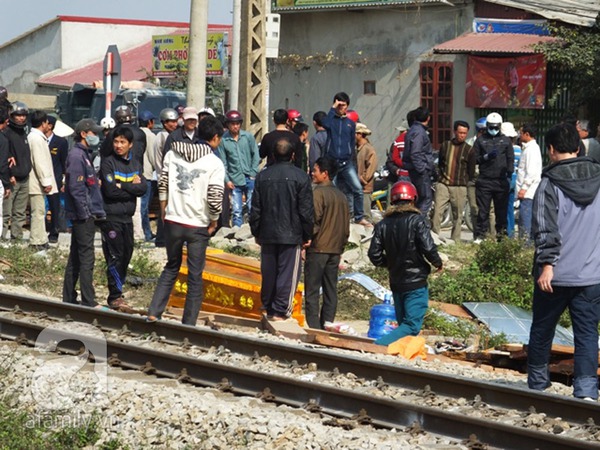Thanh Hóa: Ô tô băng qua đường sắt bị tàu hỏa đâm nát, 2 người thiệt mạng 1