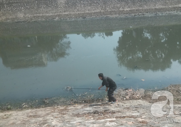 Chùm ảnh: Người Hà Nội nô nức thả cá chép tại sông Tô Lịch 12