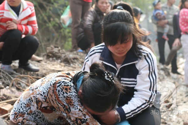 Vụ cháy khu ổ chuột cạnh KS La Thành: Mẹ thiếu nữ chết cháy khóc ngất khi nhận xác con 13