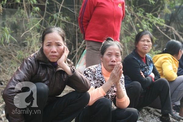 Vụ cháy khu ổ chuột cạnh KS La Thành: Mẹ thiếu nữ chết cháy khóc ngất khi nhận xác con 16