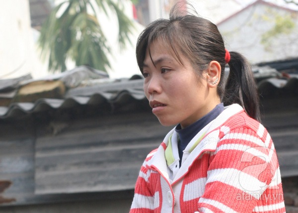 Vụ cháy khu ổ chuột cạnh KS La Thành: Mẹ thiếu nữ chết cháy khóc ngất khi nhận xác con 14