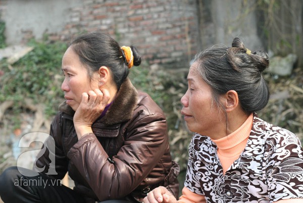 Vụ cháy khu ổ chuột cạnh KS La Thành: Mẹ thiếu nữ chết cháy khóc ngất khi nhận xác con 15