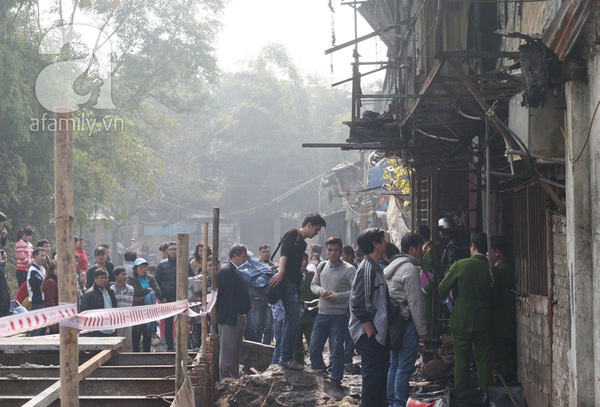 Vụ cháy khu ổ chuột cạnh KS La Thành: Mẹ thiếu nữ chết cháy khóc ngất khi nhận xác con 8