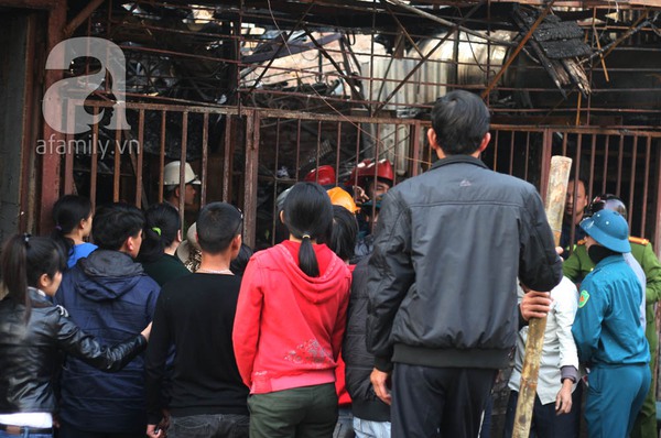 Vụ cháy khu ổ chuột cạnh KS La Thành: Mẹ thiếu nữ chết cháy khóc ngất khi nhận xác con 2