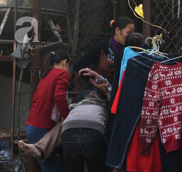 Vụ cháy khu ổ chuột cạnh KS La Thành: Mẹ thiếu nữ chết cháy khóc ngất khi nhận xác con 3