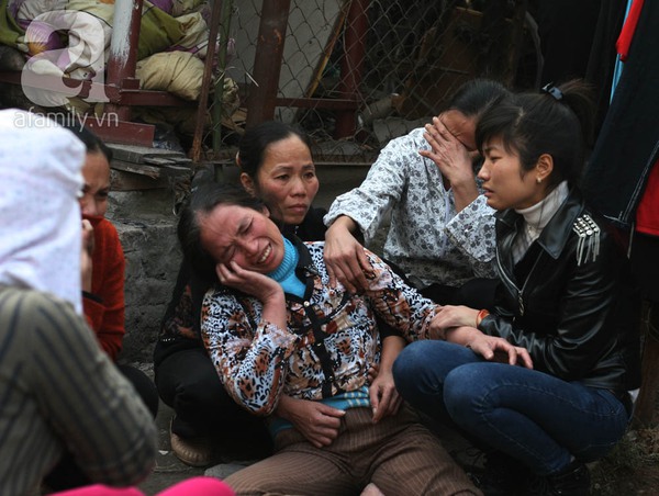 Vụ cháy khu ổ chuột cạnh KS La Thành: Mẹ thiếu nữ chết cháy khóc ngất khi nhận xác con 4