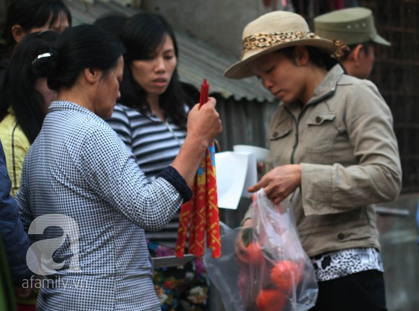 Vụ cháy khu ổ chuột cạnh KS La Thành: Mẹ thiếu nữ chết cháy khóc ngất khi nhận xác con 6