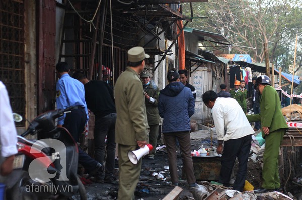 Vụ cháy khu ổ chuột cạnh KS La Thành: Mẹ thiếu nữ chết cháy khóc ngất khi nhận xác con 7