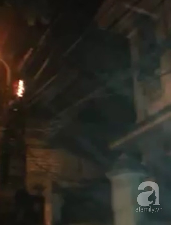 Hà Nội: Cột điện bốc cháy, người dân dùng nước hắt vào 1
