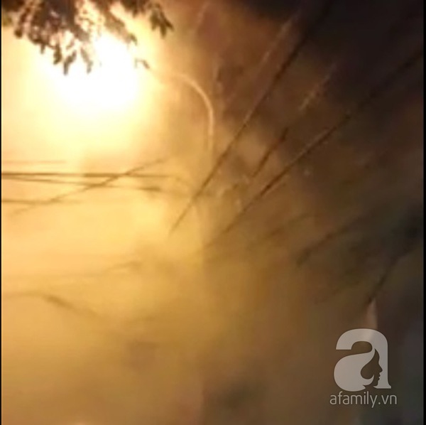 Hà Nội: Cột điện bốc cháy, người dân dùng nước hắt vào 2