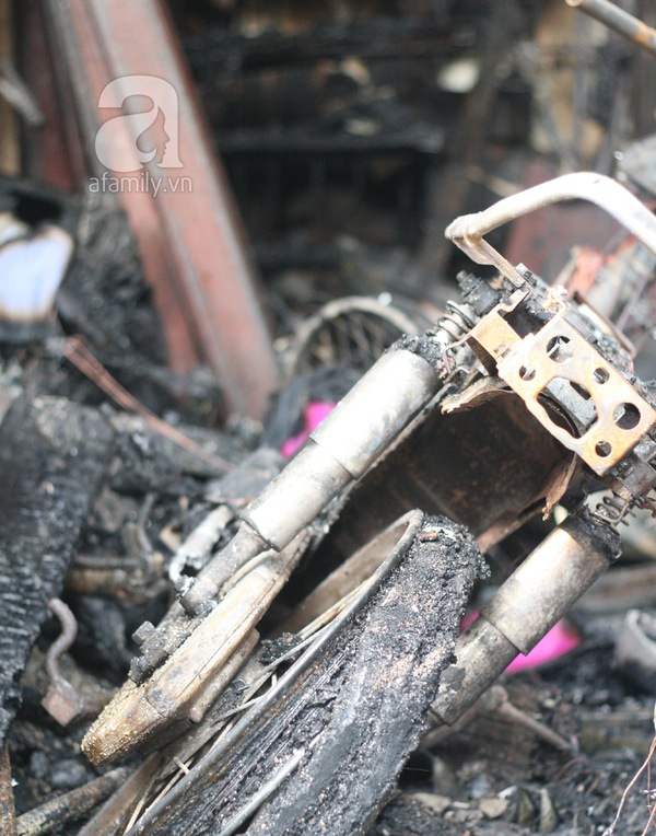 Vụ cháy khu ổ chuột cạnh KS La Thành: Mẹ thiếu nữ chết cháy khóc ngất khi nhận xác con 27