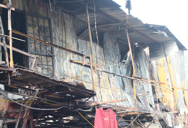 Vụ cháy khu ổ chuột cạnh KS La Thành: Mẹ thiếu nữ chết cháy khóc ngất khi nhận xác con 24