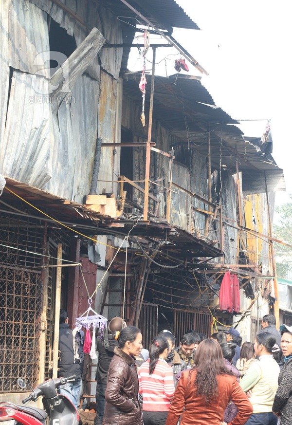 Vụ cháy khu ổ chuột cạnh KS La Thành: Mẹ thiếu nữ chết cháy khóc ngất khi nhận xác con 25