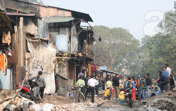 Vụ cháy khu ổ chuột cạnh KS La Thành: Mẹ thiếu nữ chết cháy khóc ngất khi nhận xác con 18