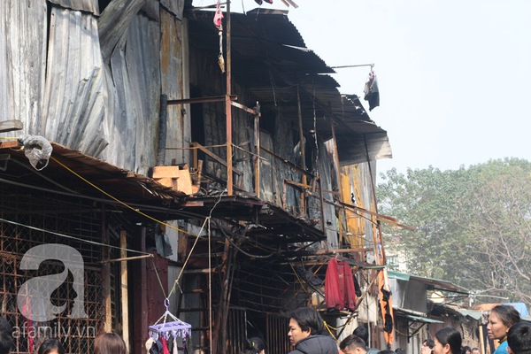 Vụ cháy khu ổ chuột cạnh KS La Thành: Mẹ thiếu nữ chết cháy khóc ngất khi nhận xác con 19