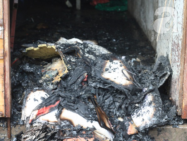 Vụ cháy khu ổ chuột cạnh KS La Thành: Mẹ thiếu nữ chết cháy khóc ngất khi nhận xác con 20