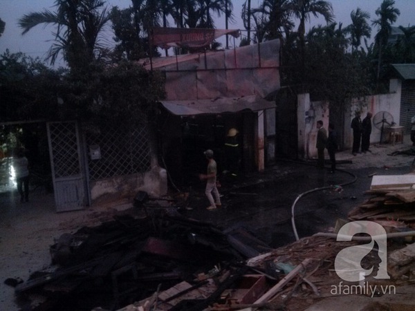 Hà Nội: Cháy xưởng mộc thiêu rụi nhiều hàng Tết 5