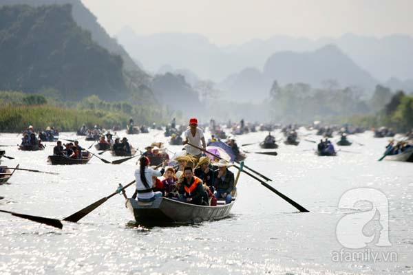 Chùa Hương chật cứng trong ngày khai hội 4