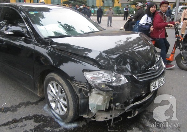 Hà Nội: Ô tô gây tai nạn liên hoàn, nam sinh viên cấp cứu 1
