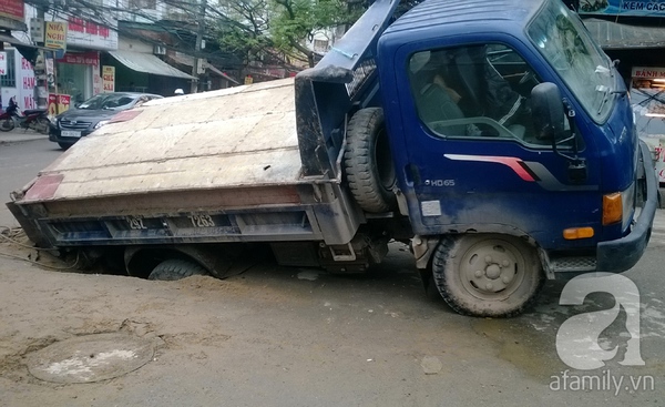 Hà Nội: “Hố tử thần” nuốt xe tải, lái xe hoảng loạn nhảy khỏi ca-bin 1