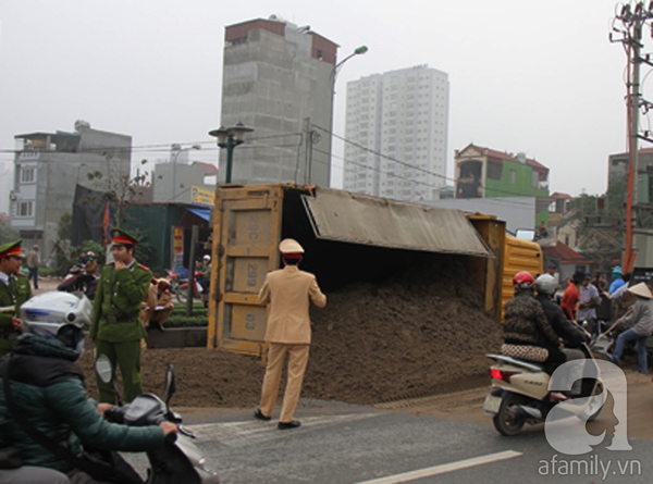 Hà Nội: Xe tải lật, tài xế bất tỉnh, cát tràn ra đường 1