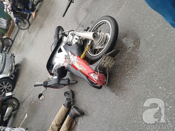 Hà Nội: Đường trơn xe máy va chạm xe đạp, nạn nhân nguy kịch 2