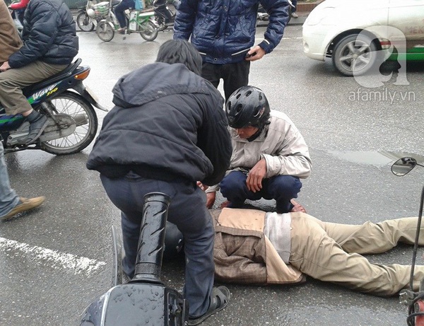 Hà Nội: Đường trơn xe máy va chạm xe đạp, nạn nhân nguy kịch 1