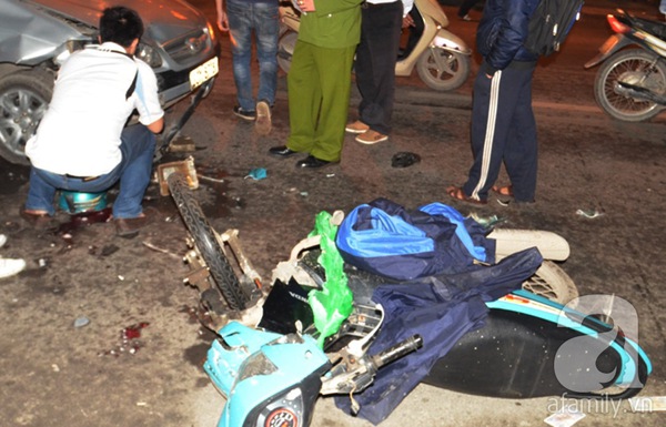 Hà Nội: Xe máy vỡ đôi sau khi đấu đầu taxi 2
