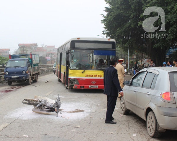 Hà Nội: Đối đầu xe buýt, xe máy bốc cháy, nạn nhân nguy kịch 1