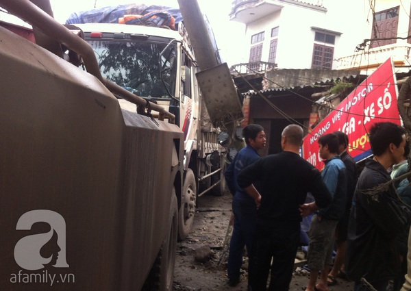 Hà Nội: Xe tải mất phanh, đè nát 3 nhà dân 1