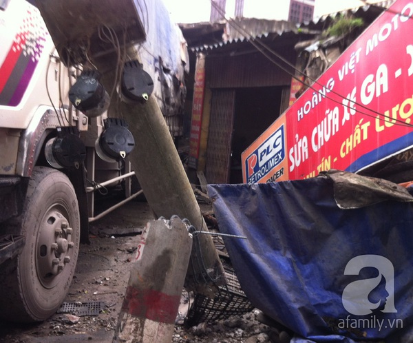 Hà Nội: Xe tải mất phanh, đè nát 3 nhà dân 2