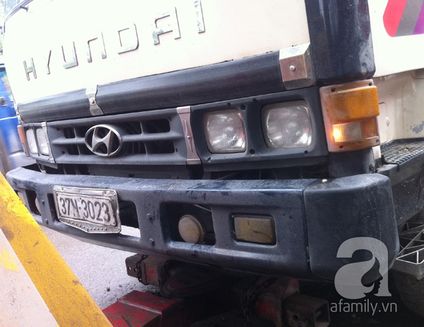 Hà Nội: Xe tải mất phanh, đè nát 3 nhà dân 3