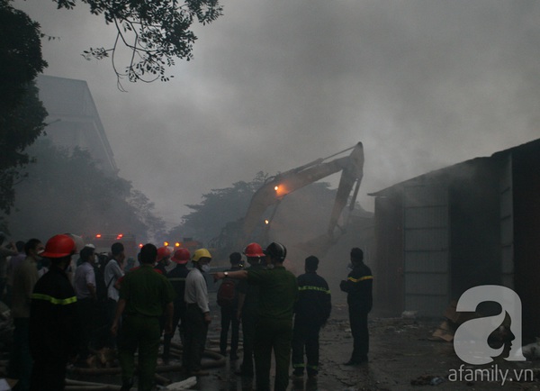 Cháy rất lớn tại KCN Vĩnh Tuy, hàng trăm người mạo hiểm lao vào cứu hàng 4