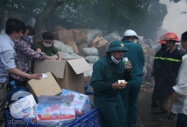 Cháy rất lớn tại KCN Vĩnh Tuy, hàng trăm người mạo hiểm lao vào cứu hàng 3