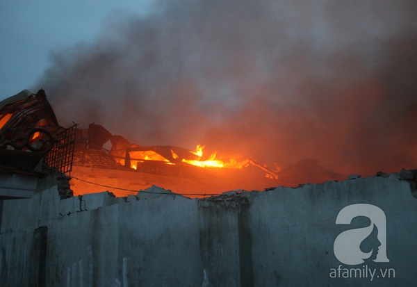 Cháy rất lớn tại KCN Vĩnh Tuy, hàng trăm người mạo hiểm lao vào cứu hàng 2
