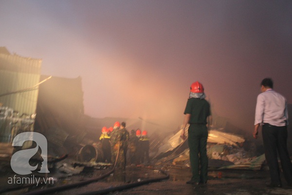 Cháy rất lớn tại KCN Vĩnh Tuy, hàng trăm người mạo hiểm lao vào cứu hàng 6