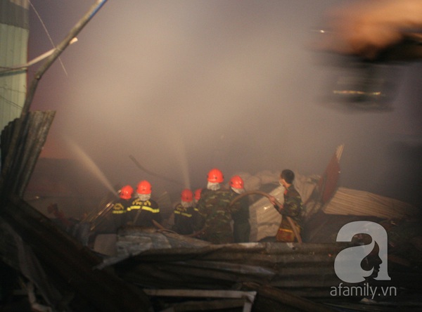 Cháy rất lớn tại KCN Vĩnh Tuy, hàng trăm người mạo hiểm lao vào cứu hàng 7