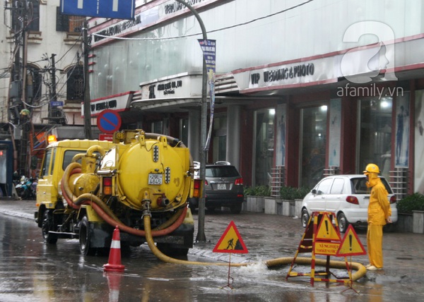 Hà Nội: Mưa đầu mùa, nhiều tuyến phố lại thành 