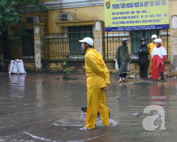 Hà Nội: Mưa đầu mùa, nhiều tuyến phố lại thành 