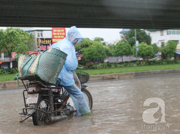 Hà Nội: Mưa đầu mùa, nhiều tuyến phố lại thành 