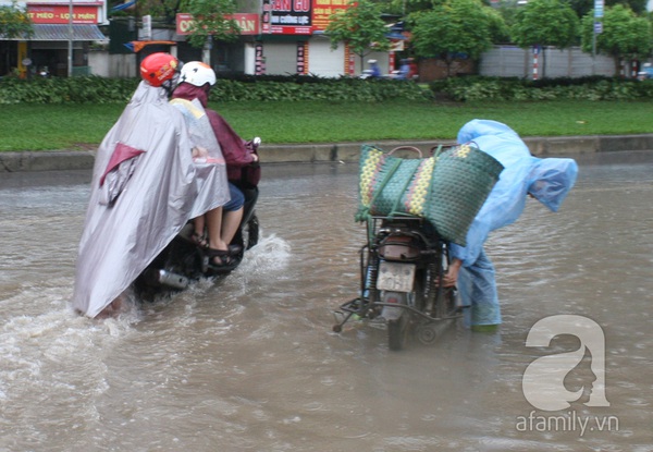 Hà Nội: Mưa đầu mùa, nhiều tuyến phố lại thành 