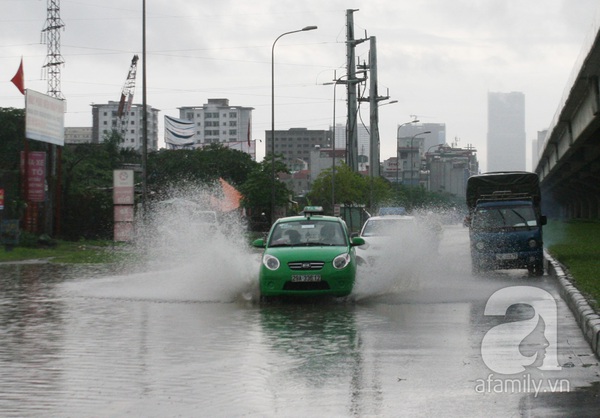 Hà Nội: Mưa đầu mùa, nhiều tuyến phố lại thành 