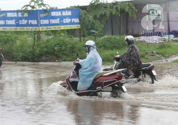 Hà Nội: Mưa đầu mùa, nhiều tuyến phố lại thành 