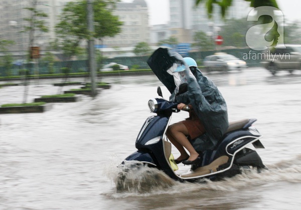 Hà Nội: Mưa đầu mùa, nhiều tuyến phố lại thành 