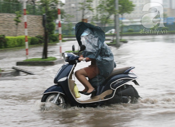 Hà Nội: Mưa đầu mùa, nhiều tuyến phố lại thành 